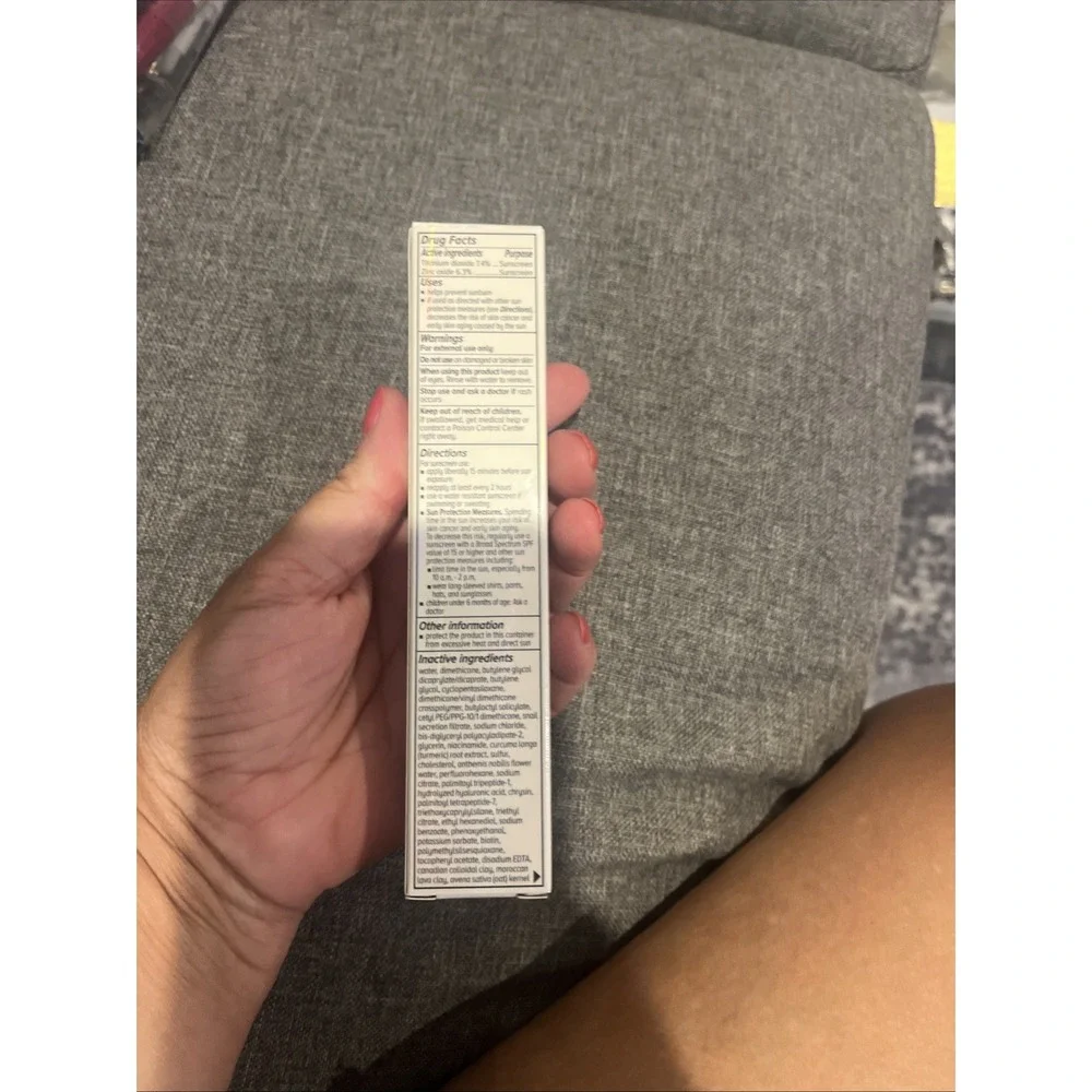 MSRP $47 It Cosmetics Bye Bye Foundation OilFree Matte SPF 50+ Sunscreen - LIGHT